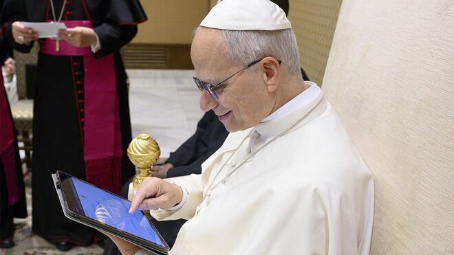 El Papa navega por el nuevo Anuario Pontificio Digital