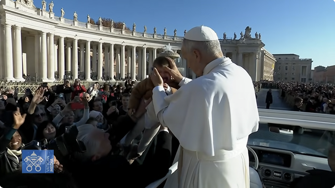 El Papa bendice a un niño