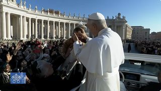 El Papa bendice a un niño
