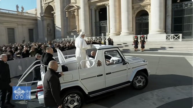 El Papa llega a la audiencia general