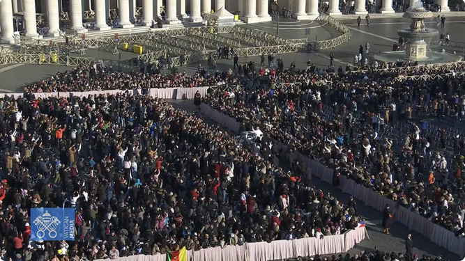 Recorrido en papamóvil por la plaza de San Pedro