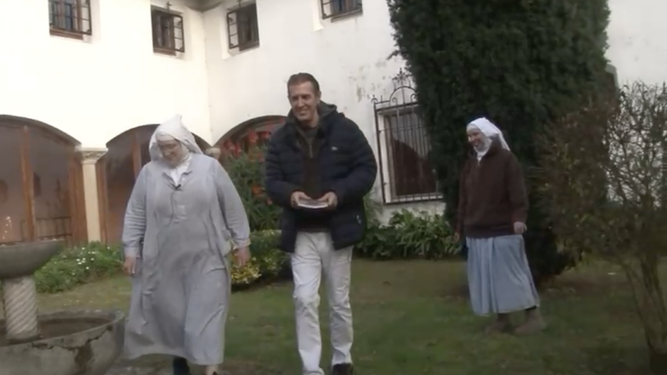 El portavoz con dos de las exclarisas inspeccionando los alrededores