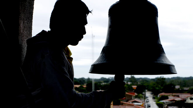 Foto de internet de un sacerdote tocando campana