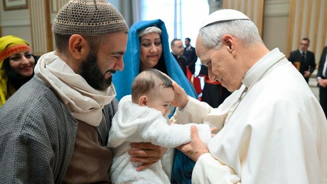 El Papa acaricia al 'niño Jesús' del pesebre viviente de Santa María la Mayor